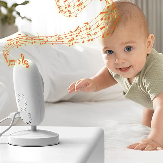 Bébé souriant et éveillé, regardant vers la caméra, avec un babyphone blanc émettant des notes de musique sur une table de chevet. Idéal pour illustrer les fonctions interactives et d'éveil du moniteur.