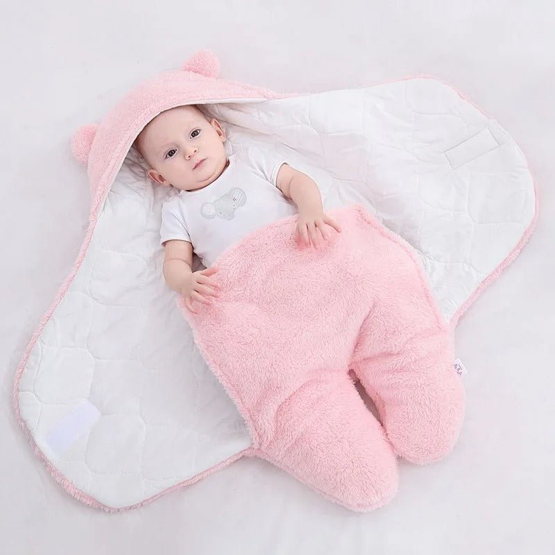 bebe dans un nid d'ange