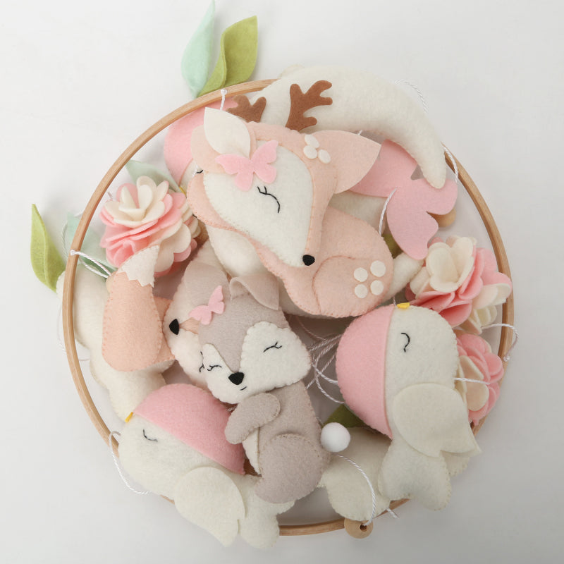 mobile pour bébé fille avec des petites clochettes stimulantes pour l'éveil.