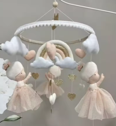 Mobile musical thème princesse avec des ballerines roses et des mélodies classiques pour chambre de bébé fille.