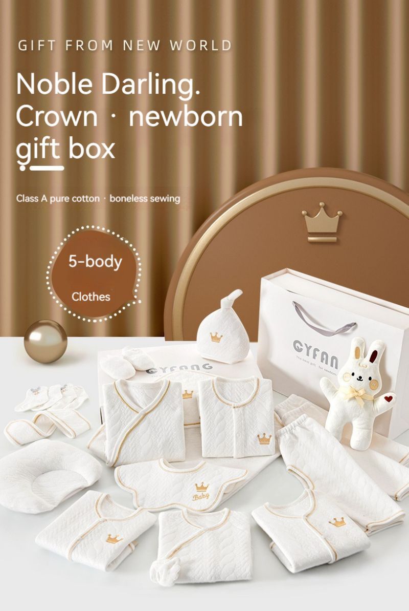 Vue complète du pyjama de naissance sur cintre.