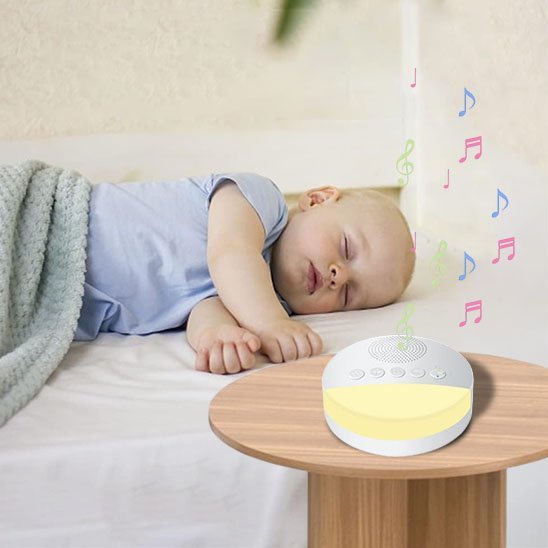 Veilleuse bruit blanc sur table de chevet à côté d'un bébé endormi