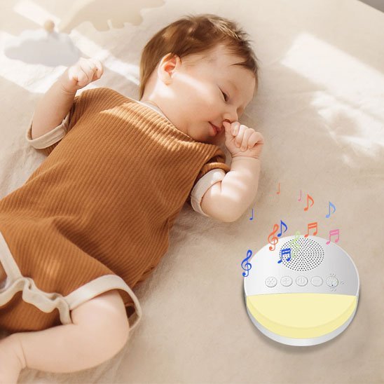 Gros plan d'un bébé dormant profondément avec la veilleuse bruit blanc