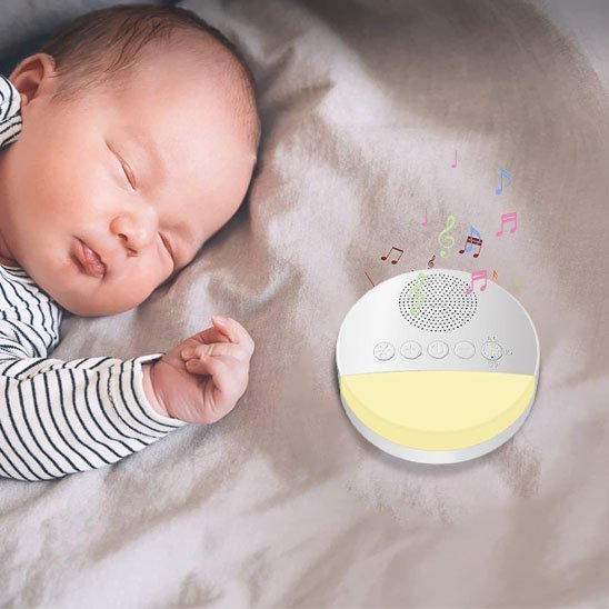 Bébé dort dans sa chambre avec la veilleuse bruit blanc