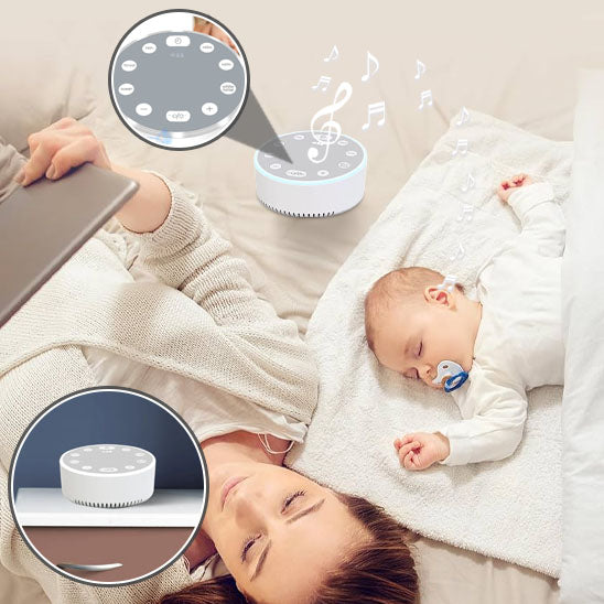 Maman utilisant une tablette pour contrôler la veilleuse bruit blanc à distance, bébé dormant paisiblement.