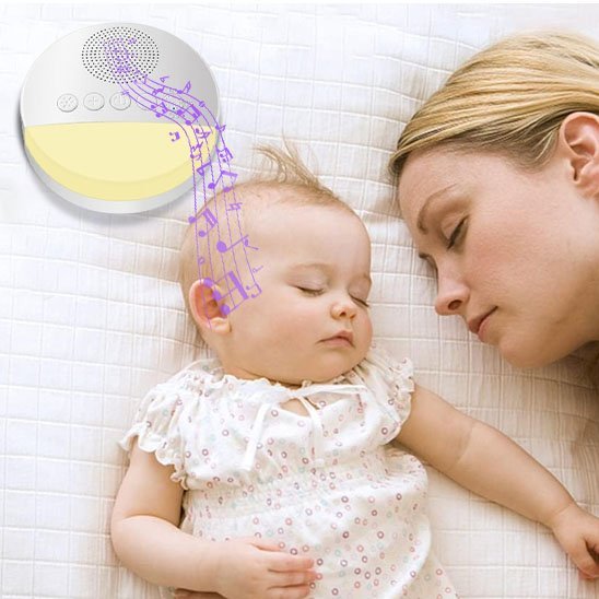 Maman et bébé endormis paisiblement grâce à la veilleuse bruit blanc