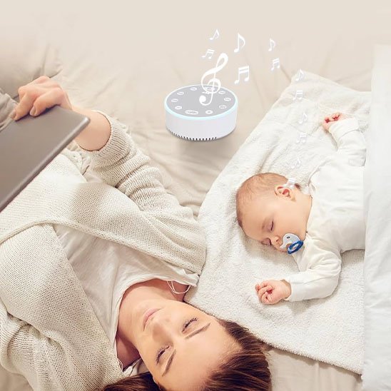 Maman se relaxant à côté de son bébé endormi, la veilleuse bruit blanc créant une ambiance calme.