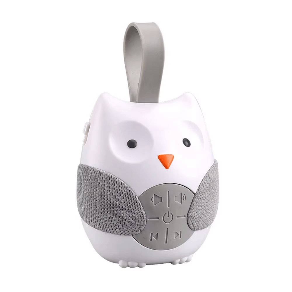 Veilleuse bruit blanc koala fixée au berceau de bébé, facilitant l'endormissement.