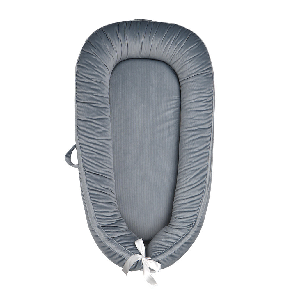 Lit bébé bed-in-bed bleu avec coussins respirants et fermeture éclair invisible