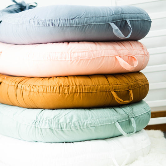 Lit bébé bed-in-bed premium - 5 couleurs pastel disponibles (rose, blanc, gris, vert sauge, caramel)