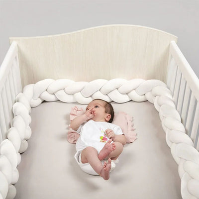 bebe-dans-le-lit-tresse-bordure