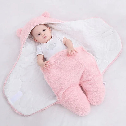 bebe dans un nid d'ange