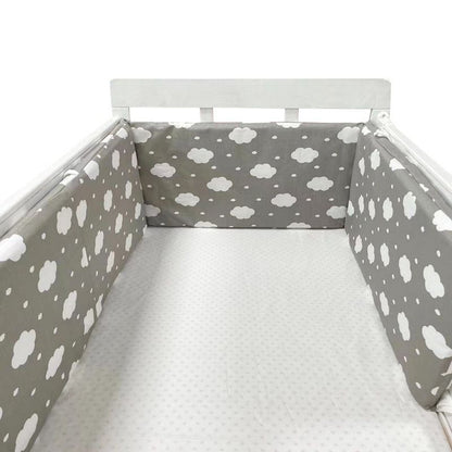 Tour de lit bébé gris et blanc avec motifs nuage pour lit à barreaux