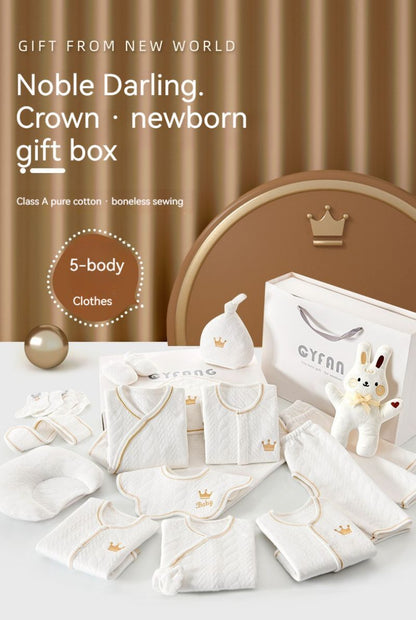 Vue complète du pyjama de naissance sur cintre.