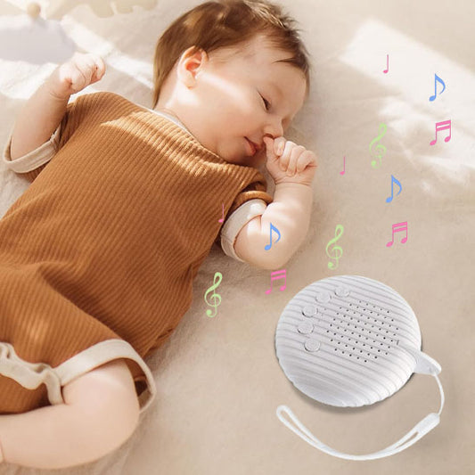 Bébé paisiblement endormi avec la veilleuse à bruit blanc diffusant des notes de musique apaisantes pour un sommeil réparateur.