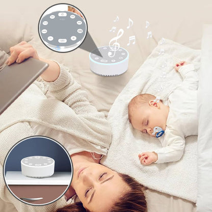 Maman utilisant une tablette pour contrôler la veilleuse bruit blanc à distance, bébé dormant paisiblement.